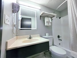 Ducha y bañera combinadas y artículos de higiene personal gratuitos