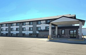 Exterior - Super 8 by Wyndham Yankton (Yankton)
