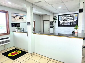 Reception - Super 8 by Wyndham Yankton (Yankton)