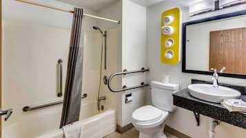 Combined shower/tub, deep soaking tub, towels