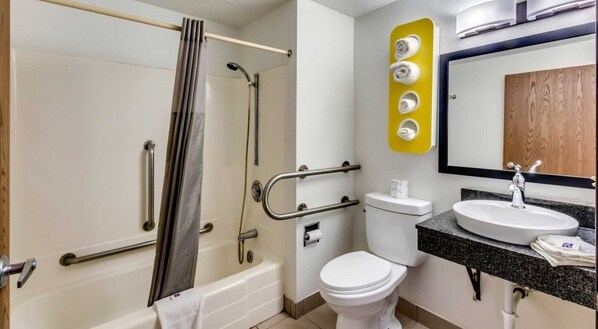 Combined shower/tub, deep soaking tub, towels