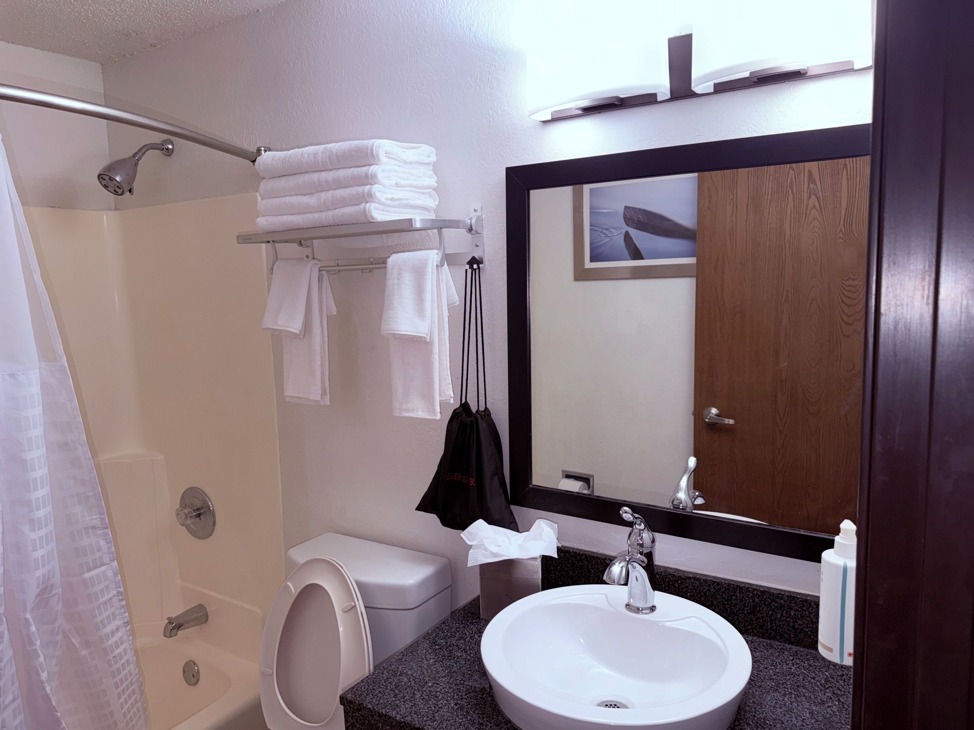 Standard Room, 2 Double Beds, Non Smoking, Refrigerator & Microwave | Salle de bain | Ensemble douche/baignoire, baignoire relaxante profonde