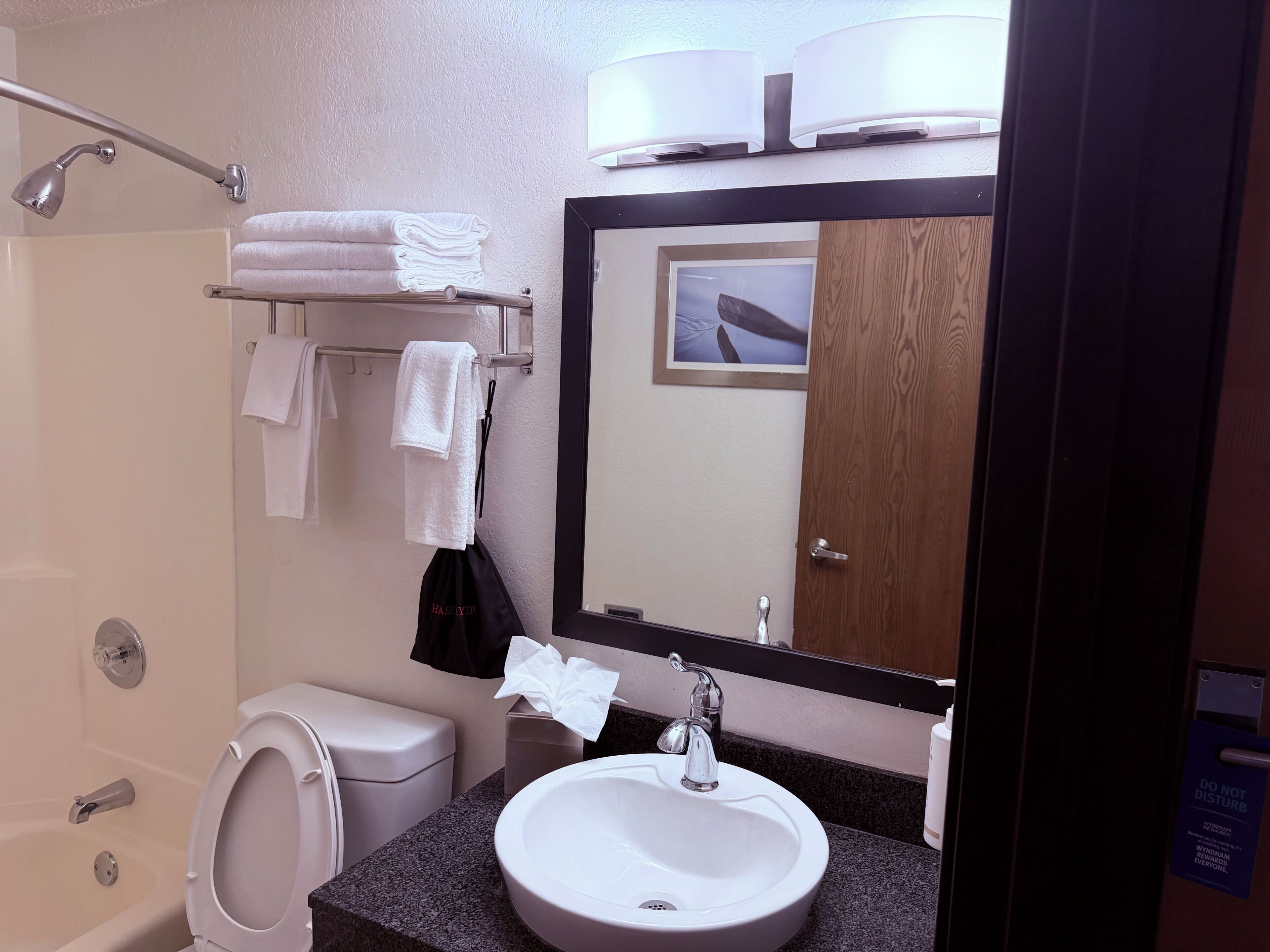 Standard Room, 1 King Bed, Non Smoking, Refrigerator & Microwave | Salle de bain | Ensemble douche/baignoire, baignoire relaxante profonde