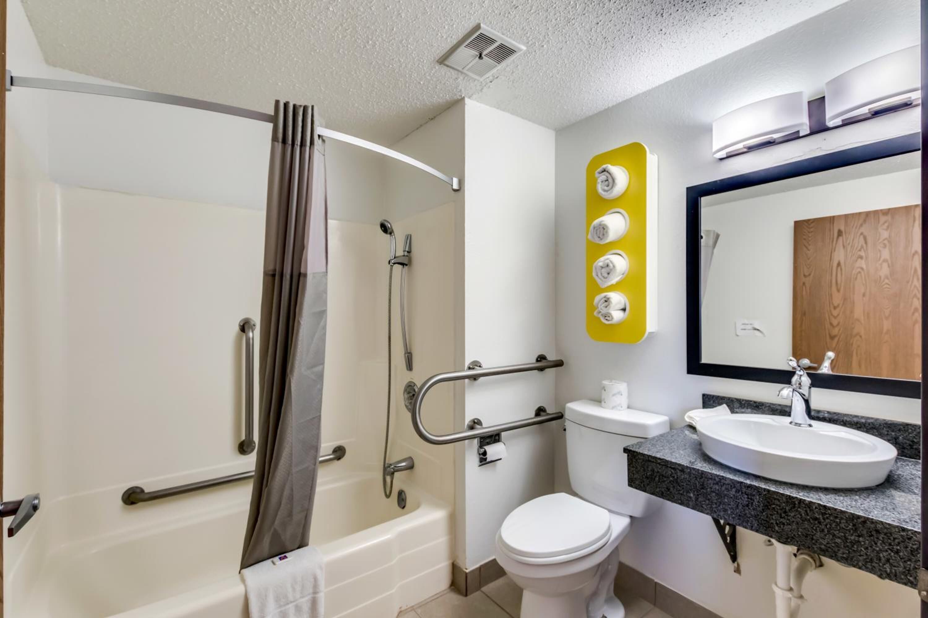 Chuveiro/banheira combinados, banheira de imersão, toalhas de banho 