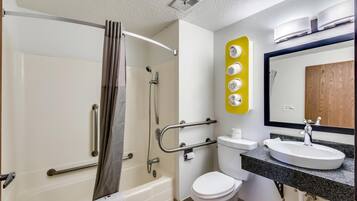 Chuveiro/banheira combinados, banheira de imersão, toalhas de banho