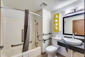 Combined shower/tub, deep soaking tub, towels - Motel 6 Albert Lea, MN (Albert Lea)