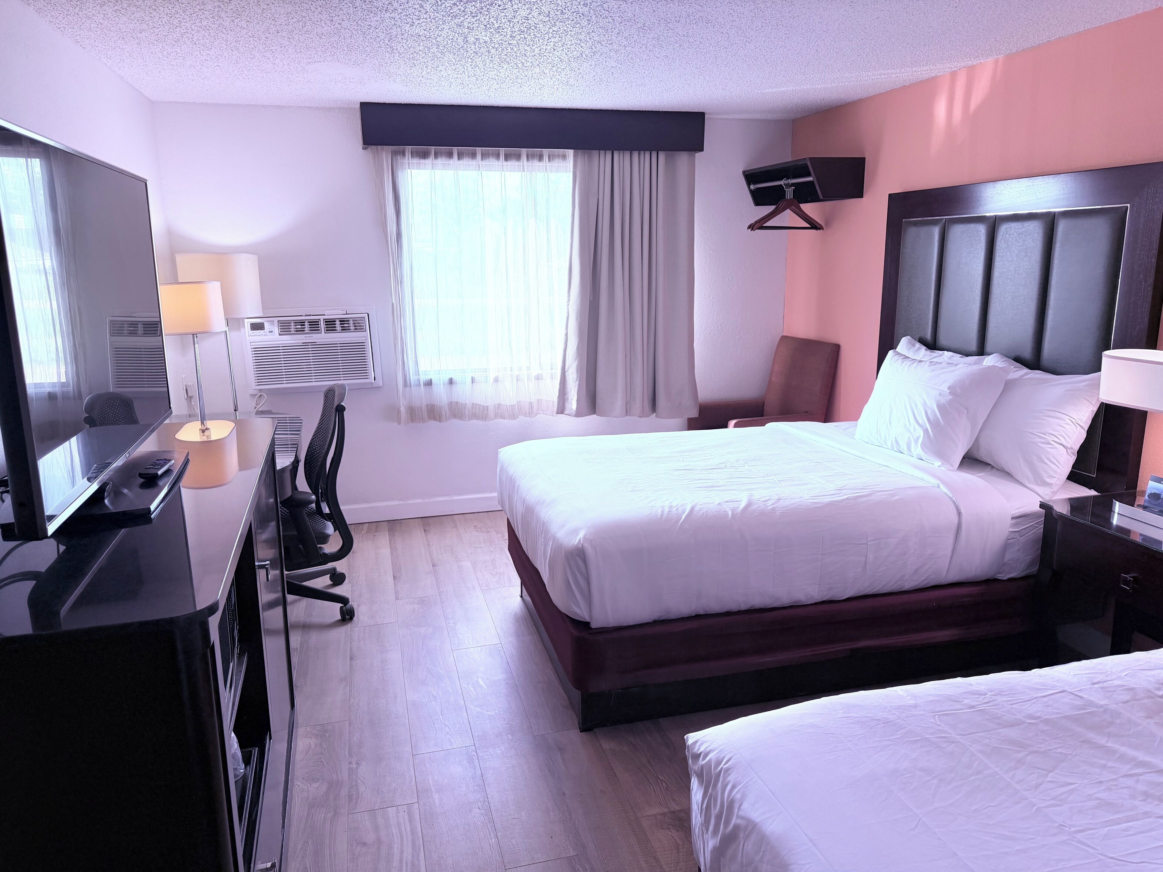 Standard Room, 2 Double Beds, Non Smoking, Refrigerator & Microwave | 免费 WiFi、床单