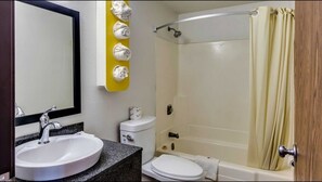 Combined shower/tub, deep soaking tub, towels
