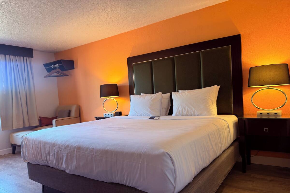 Standard Room, 1 King Bed, Non Smoking, Refrigerator & Microwave | WiFi (無料)、ベッドシーツ