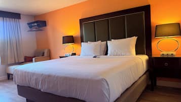 Standard Room, 1 King Bed, Non Smoking, Refrigerator & Microwave | Free WiFi, bed sheets