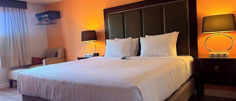 Standard Room, 1 King Bed, Non Smoking, Refrigerator & Microwave | Kostenloses WLAN, BettwÀsche