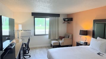 Standard Room, 1 King Bed, Non Smoking, Refrigerator & Microwave | Truy cập Internet không dây miễn phí, bộ trải giường