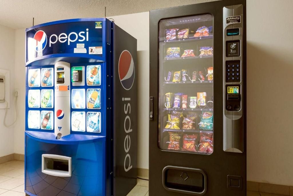 Máquina de vendas com o logotipo da Pepsi e uma seleção de lanches.