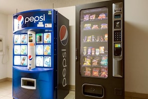 Máquina expendedora con logotipo de Pepsi y variedad de bocadillos.