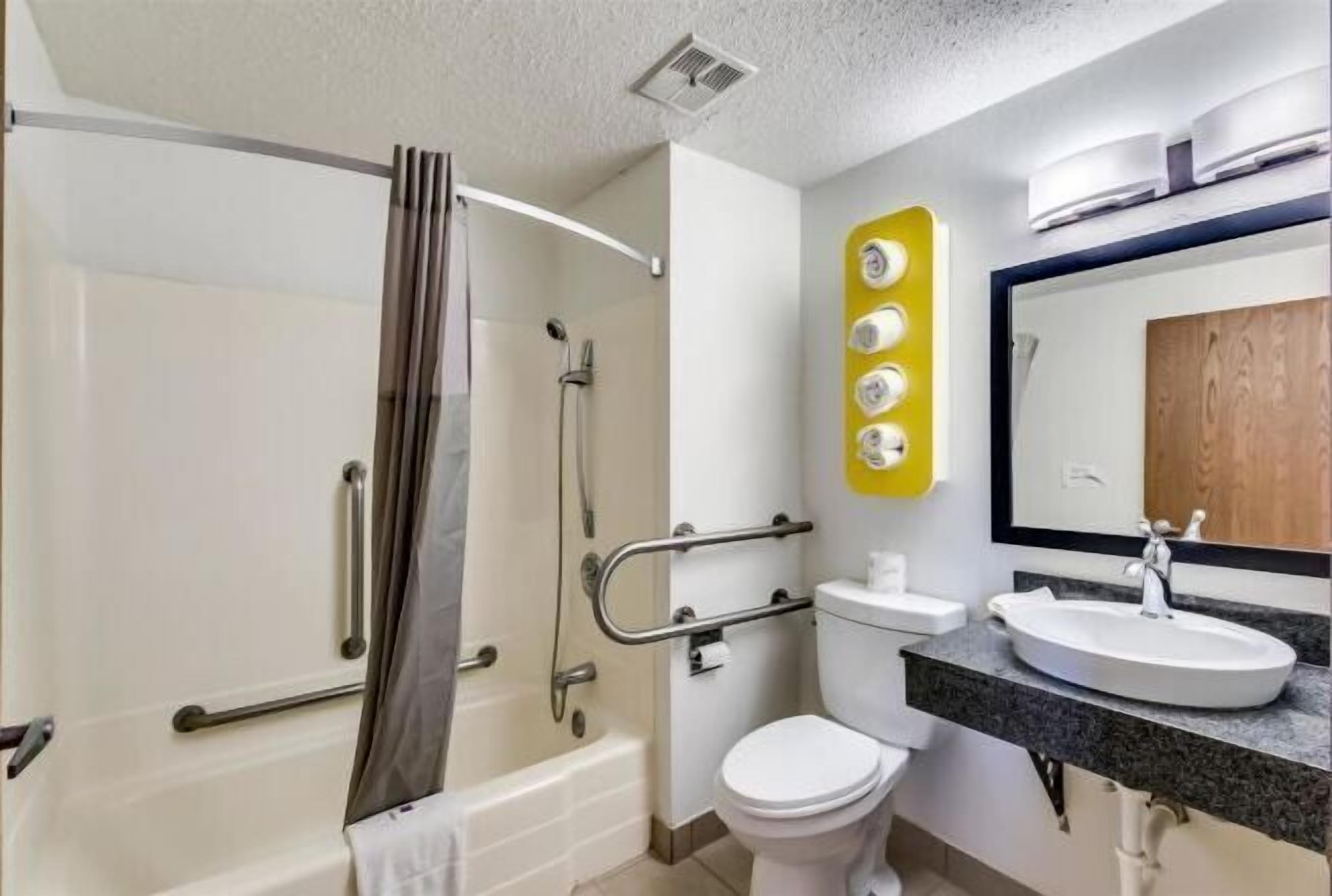 Bañera con ducha, bañera profunda, toallas