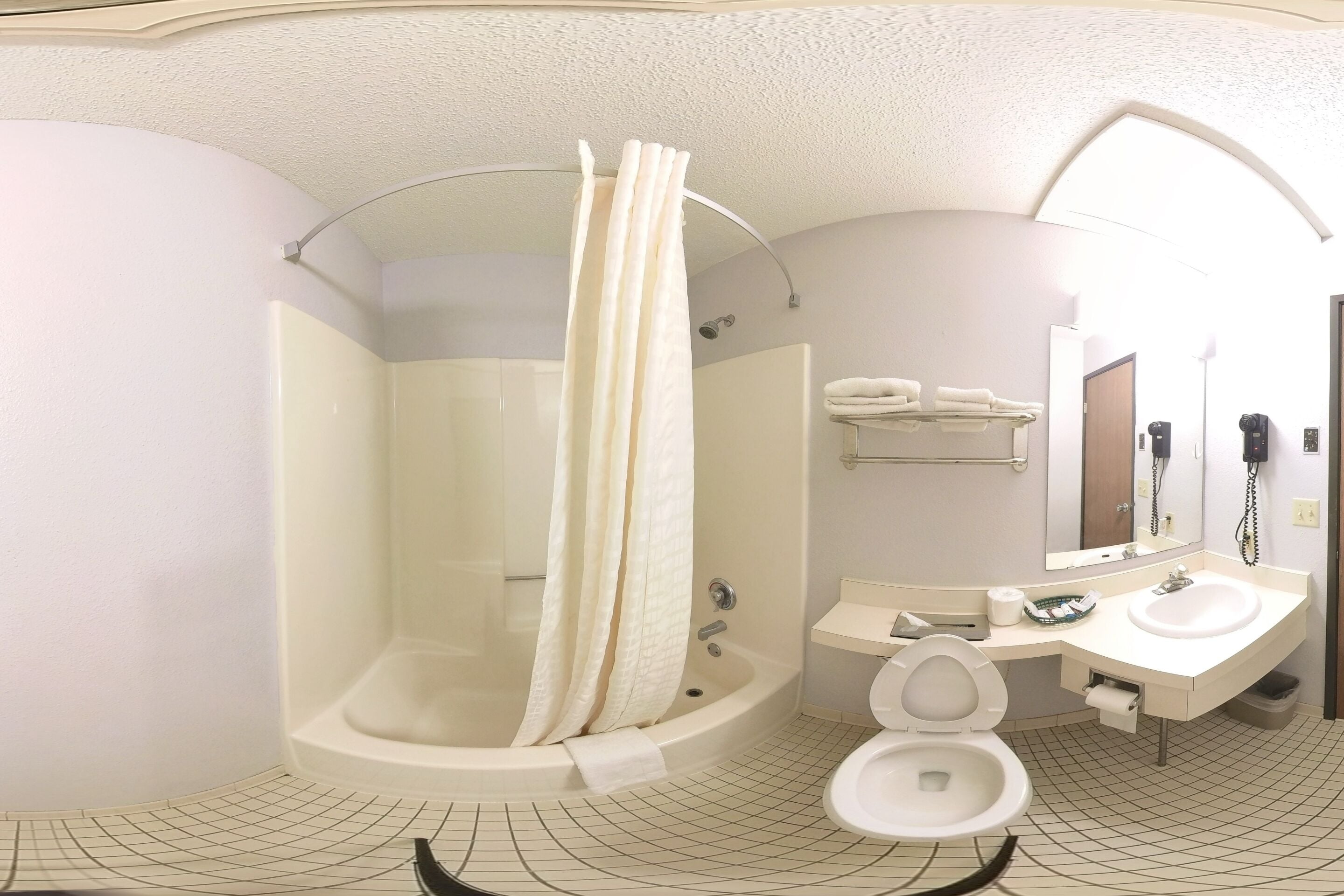 Un baño con bañera, inodoro, lavabo y espejo.