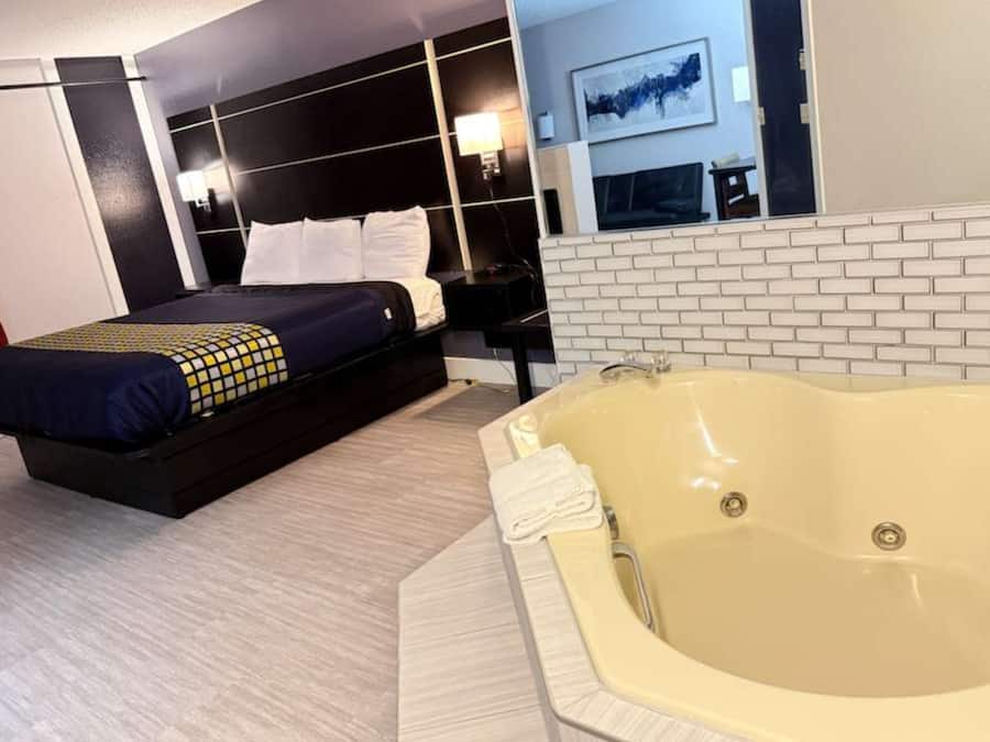 Suite, 1 cama King size, para no fumadores | Ropa de cama hipoalergénica y caja de seguridad en la habitación