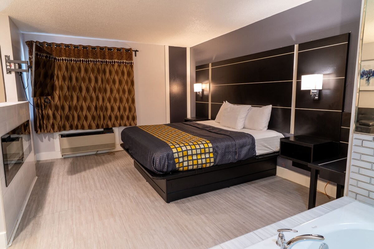 1 King Suite Jacuzzi, Non Smoking | Hypo-allergenic bedding, in-room safe, laptop workspace