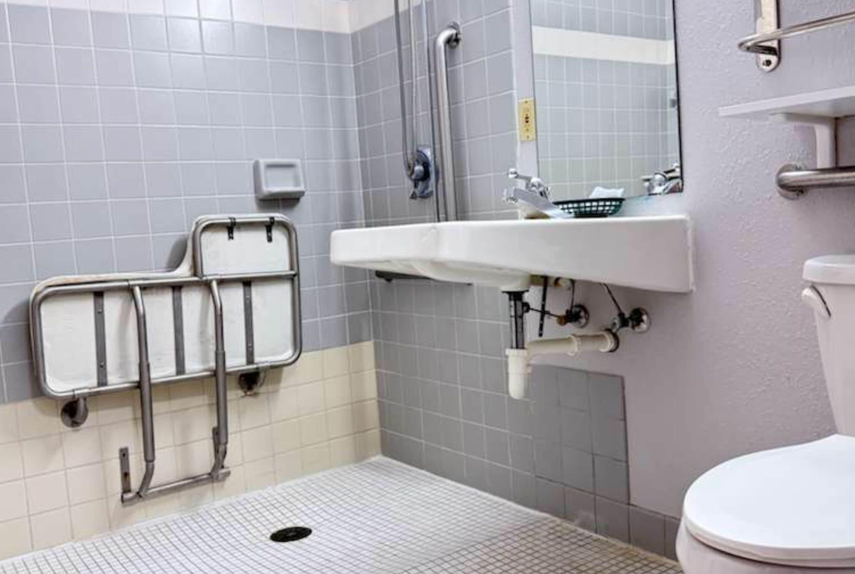 Phòng, 1 giường cỡ queen, phù hợp cho người khuyết tật, không hút thuốc | Phòng tắm | Vòi sen/bồn tắm kết hợp, đồ dùng nhà tắm miễn phí, máy sấy tóc 