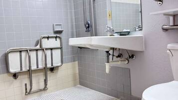 Phòng, 1 giường cỡ queen, phù hợp cho người khuyết tật, không hút thuốc | Phòng tắm | Vòi sen/bồn tắm kết hợp, đồ dùng nhà tắm miễn phí, máy sấy tóc