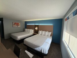 Quarto, 2 camas Queen, para não fumantes | Escrivaninha, berços grátis, Wi-Fi de cortesia, roupa de cama