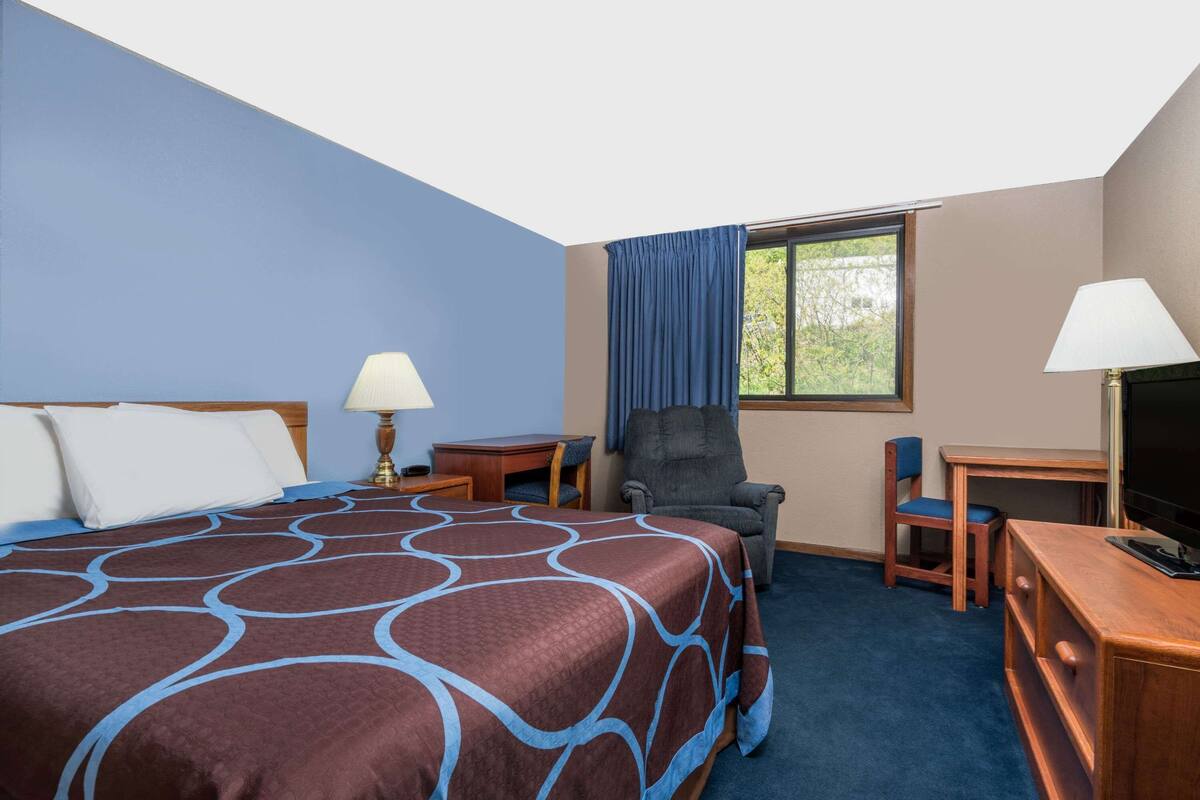 Standard Room, 1 King Bed | Desk, free cribs/infant beds, free WiFi, bed sheets