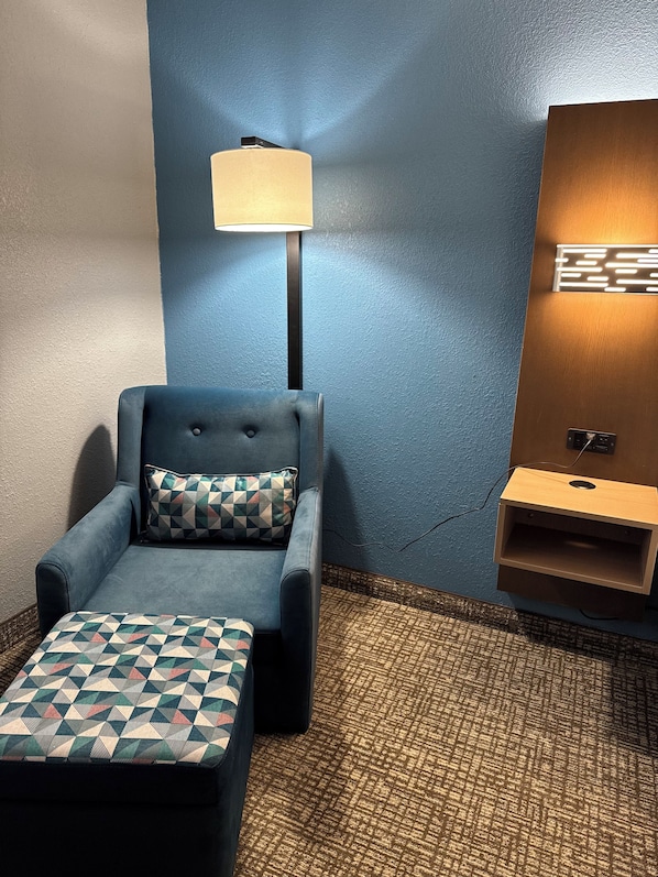 Escritorio, cunas gratuitas, wifi gratis y ropa de cama