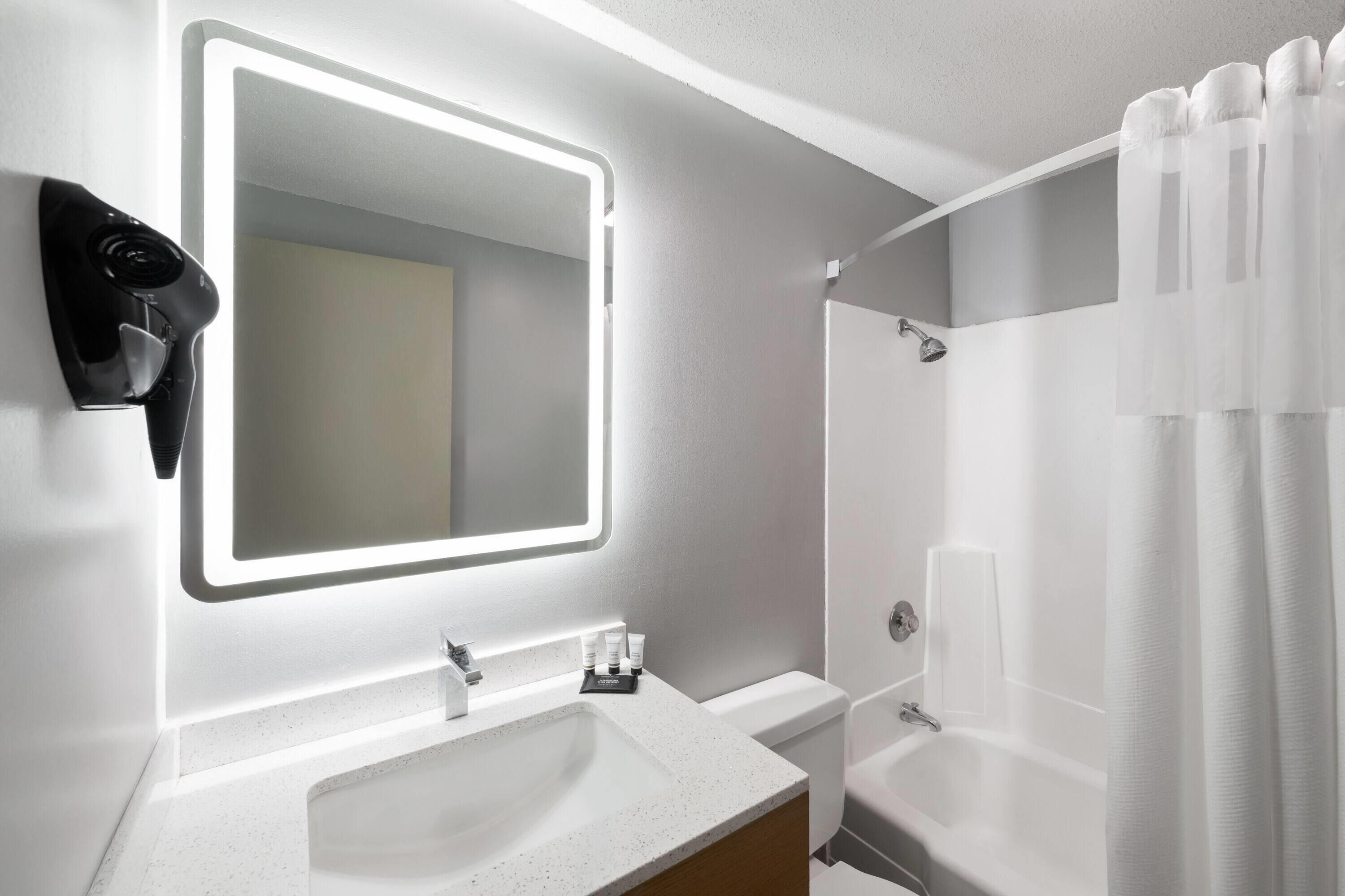 Habitación, 2 camas de matrimonio, no fumadores | Baño | Toallas