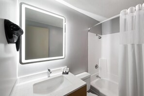 Habitación, 2 camas Queen size, para no fumadores | Baño | Toallas 