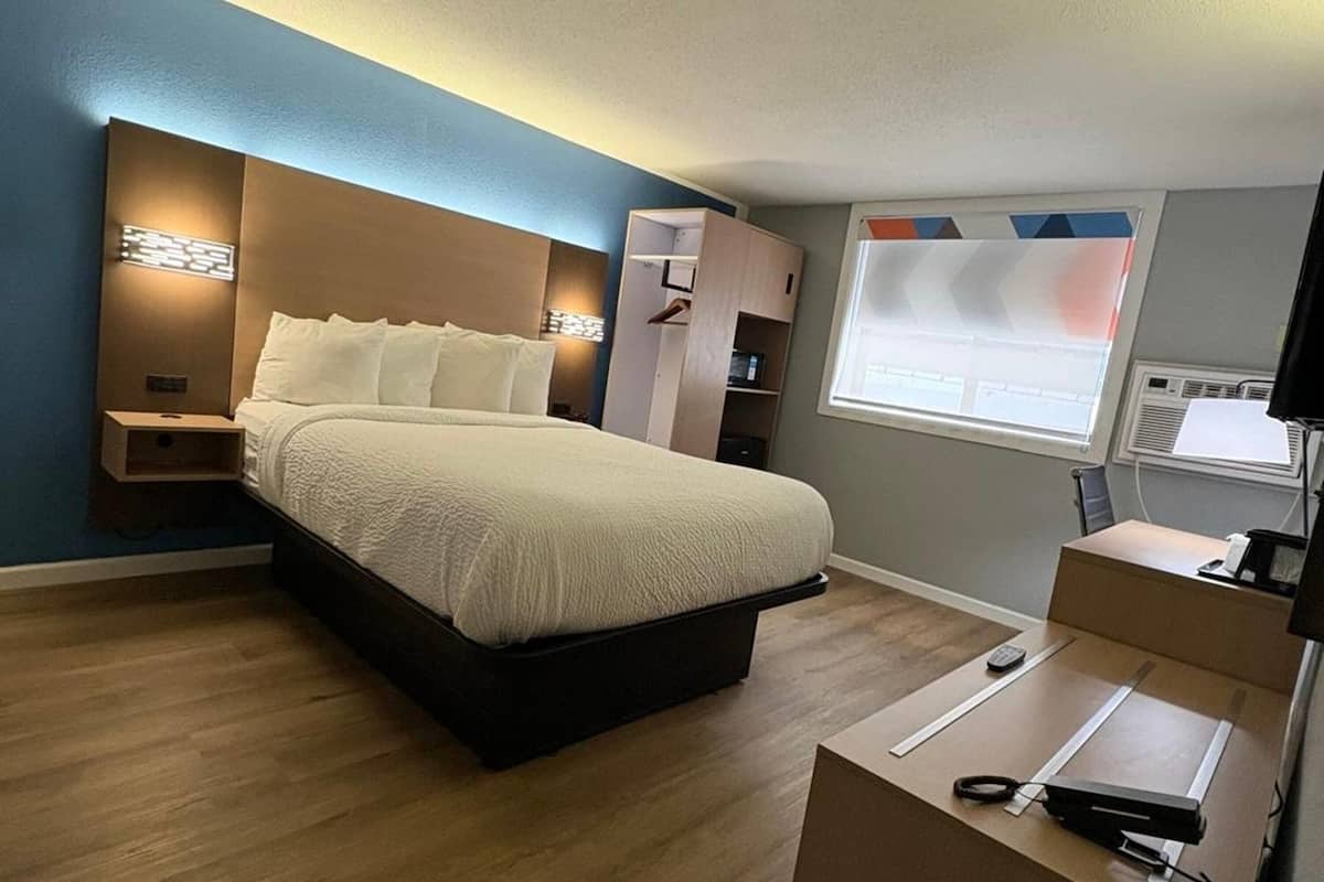 Quarto, 1 cama Queen, acessível para pessoas com deficiência física (Bathtub w/Grab Bars) | Escrivaninha, berços grátis, Wi-Fi de cortesia, roupa de cama