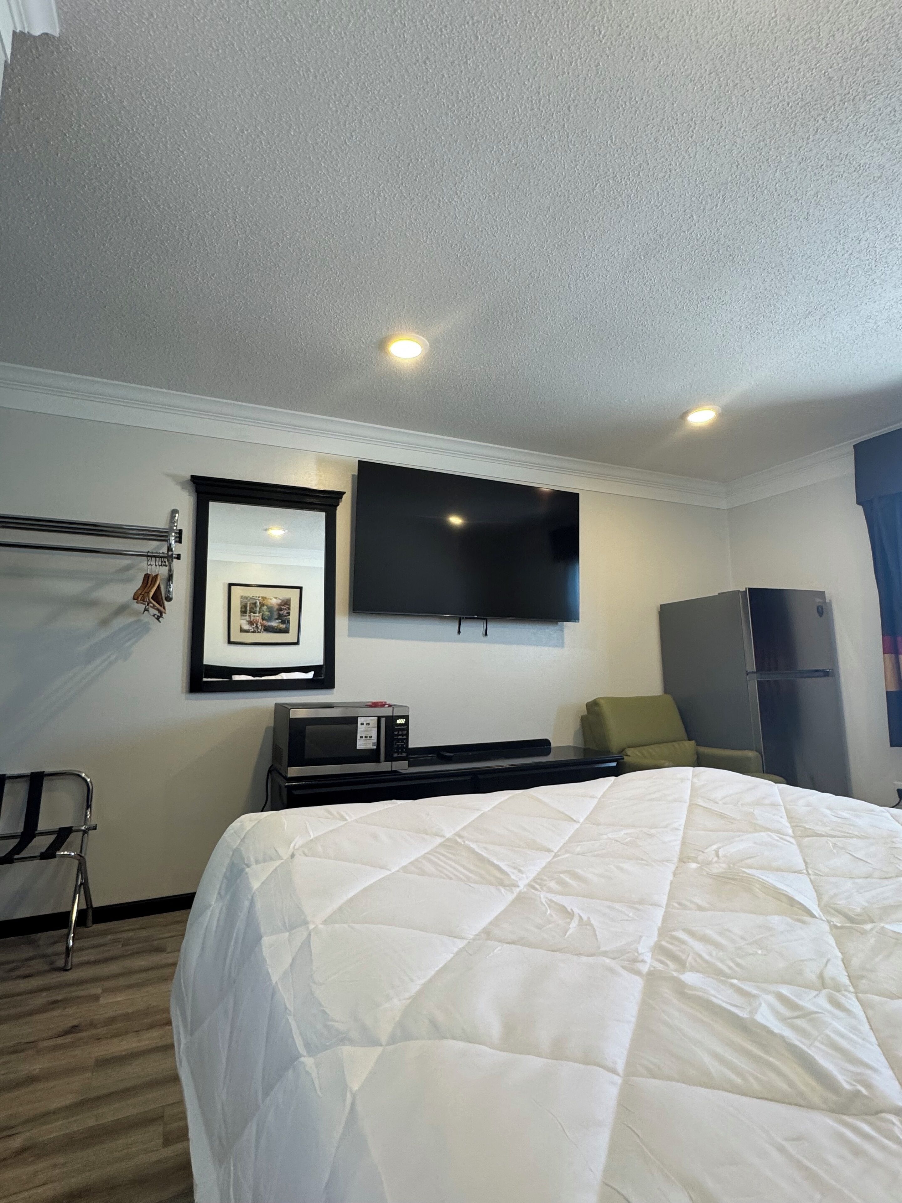 Chambre Standard, 1 grand lit | Fer et planche à repasser, accès au Wi-Fi (inclus), literie fournie