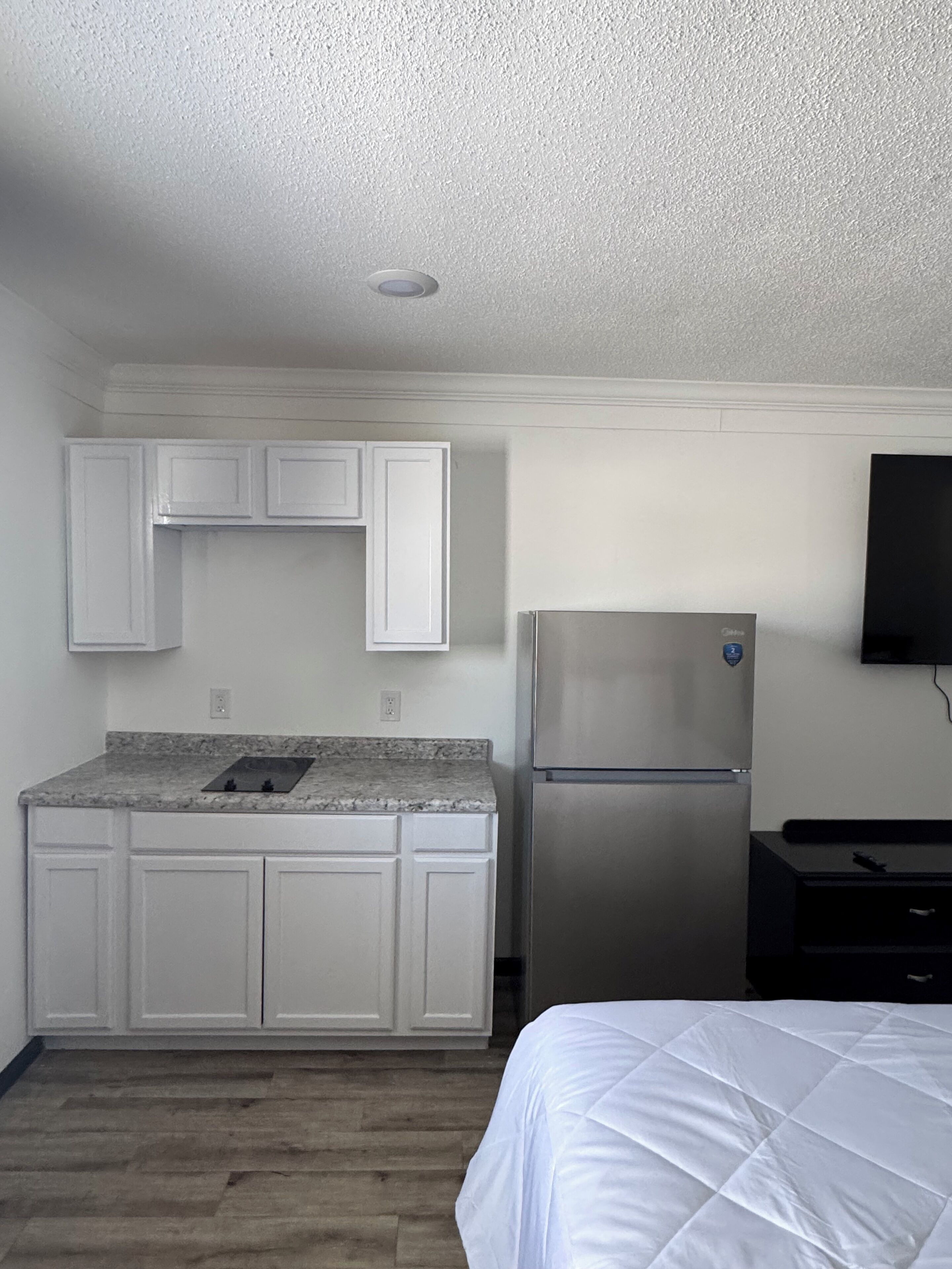 Suite Standard, 1 très grand lit | Fer et planche à repasser, accès au Wi-Fi (inclus), literie fournie