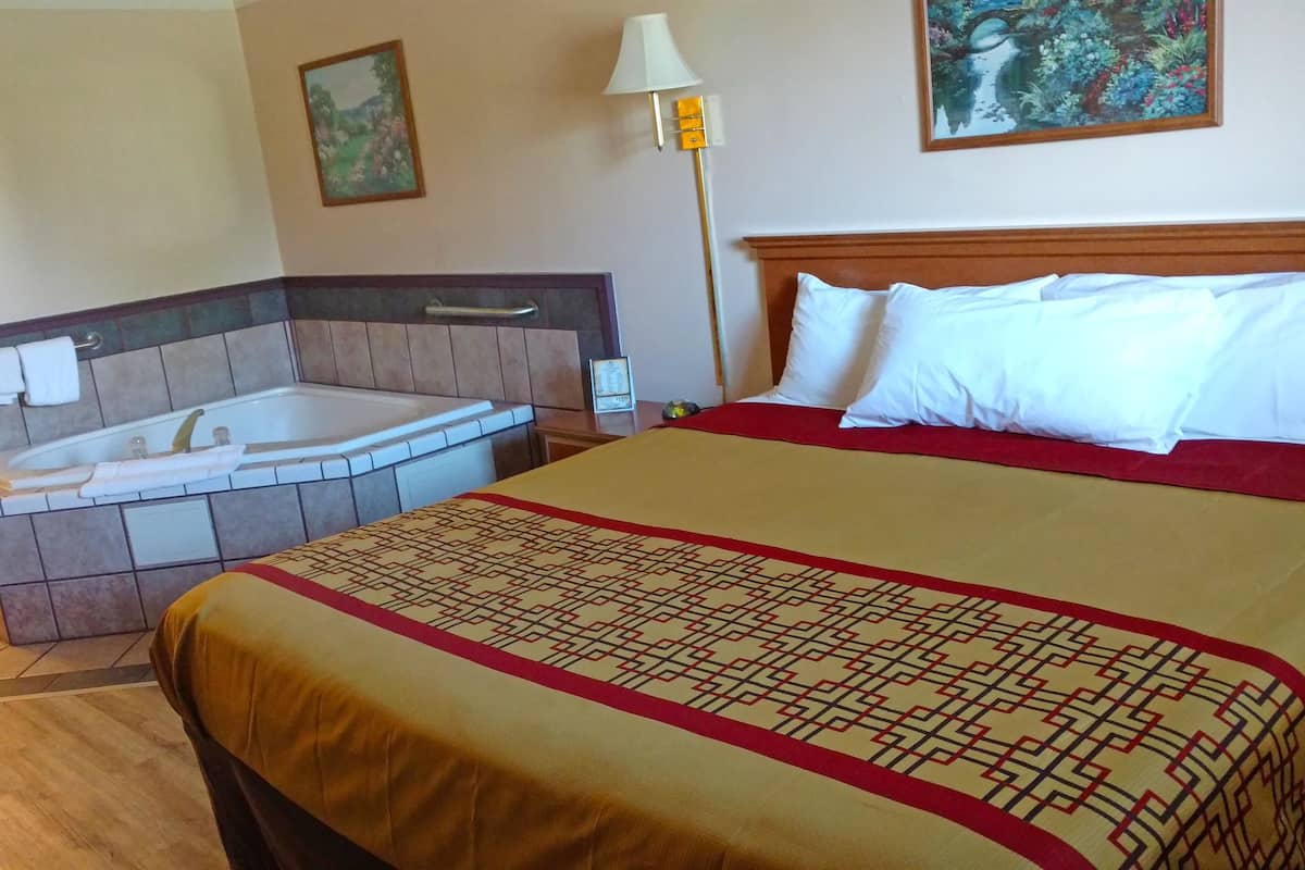 Suite, 1 King Bed, Non Smoking (Jacuzzi) | Spa