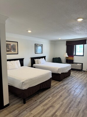 Chambre Standard, 2 grands lits | Fer et planche à repasser, Wi-Fi gratuit, draps fournis, réveils