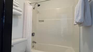 Baignoire, articles de toilette (gratuits), séchoir à cheveux