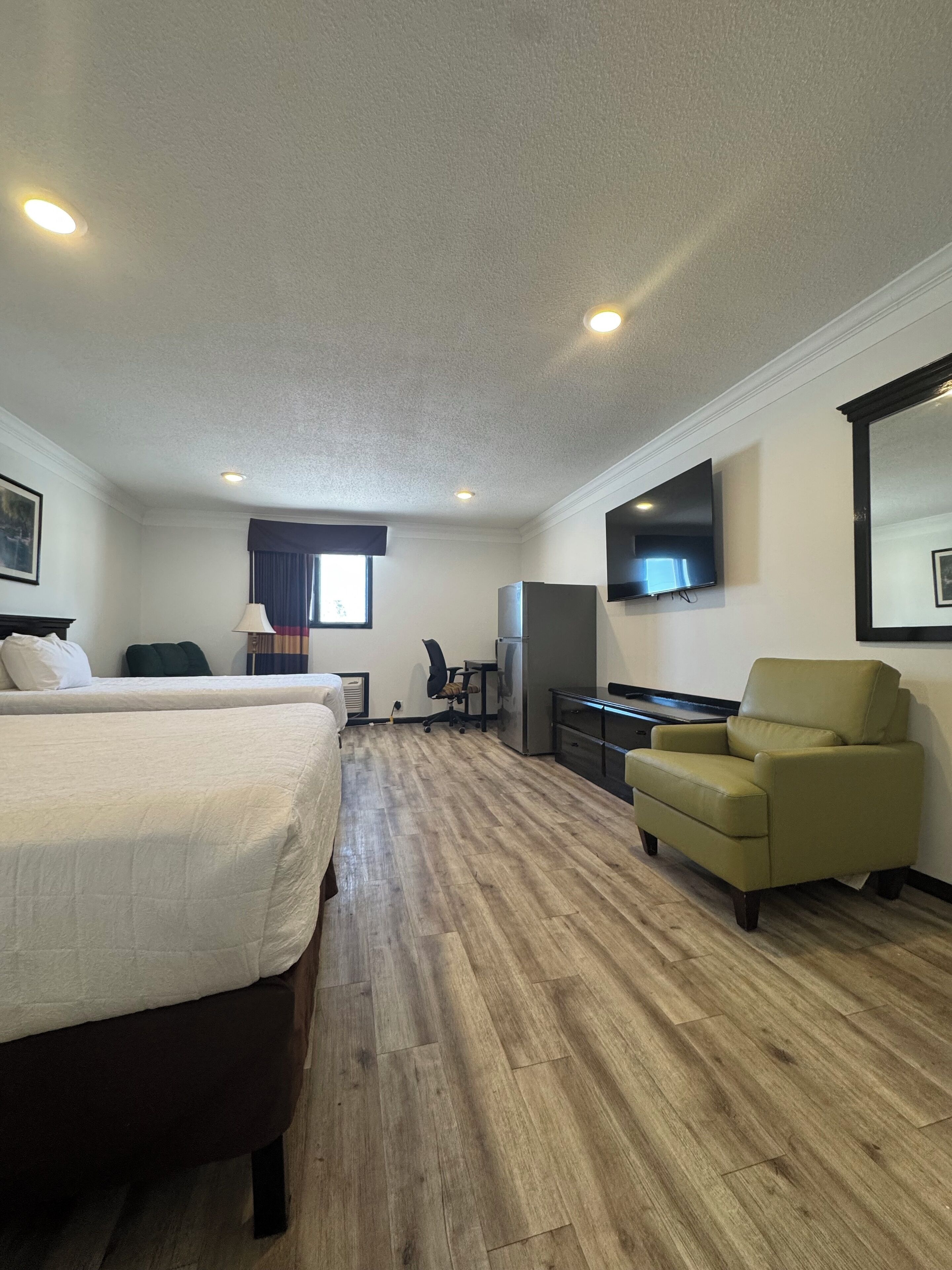 Chambre Standard, 2 grands lits | Fer et planche à repasser, accès au Wi-Fi (inclus), literie fournie