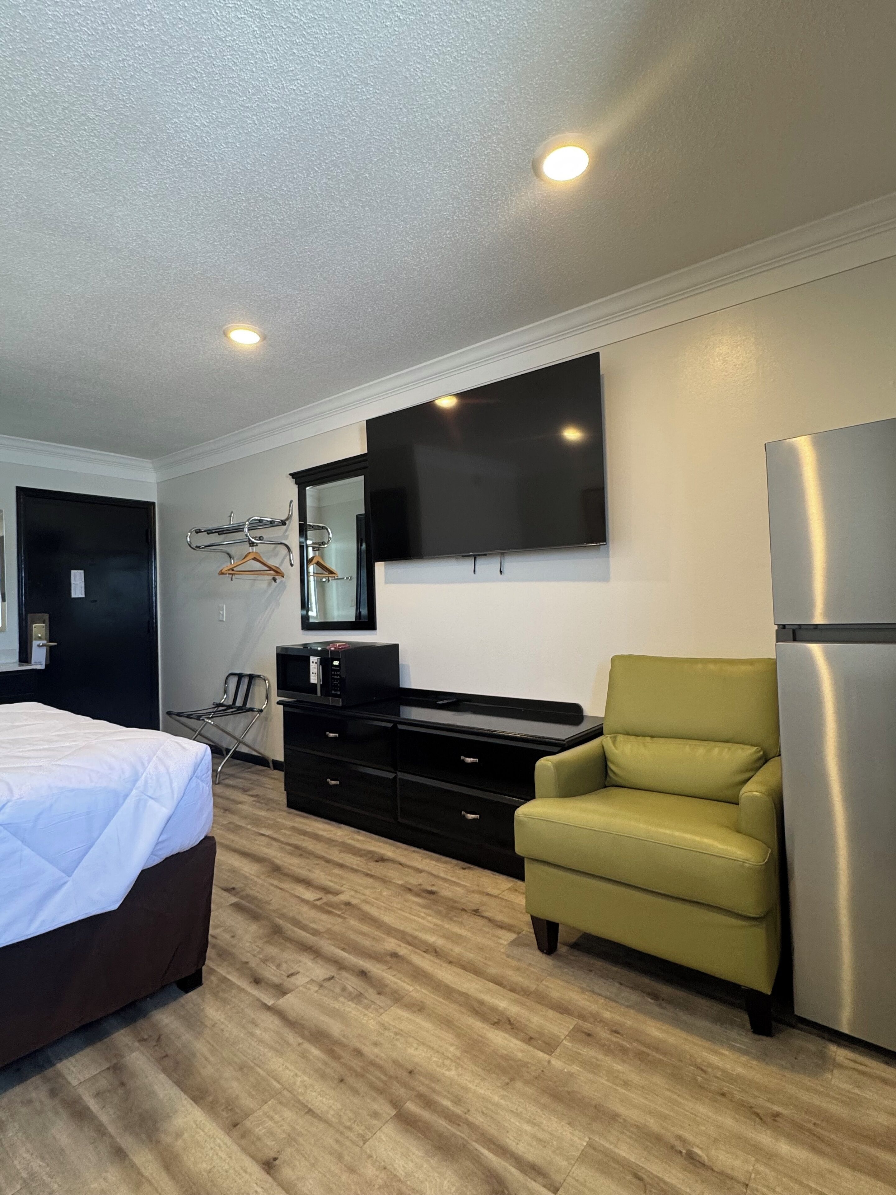 Chambre Standard, 1 très grand lit | Fer et planche à repasser, accès au Wi-Fi (inclus), literie fournie