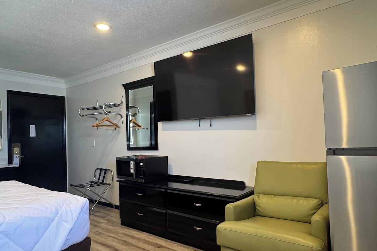 Chambre Standard, 1 trĂšs grand lit | Fer et planche Ă repasser, accĂšs au Wi-Fi (inclus), literie fournie