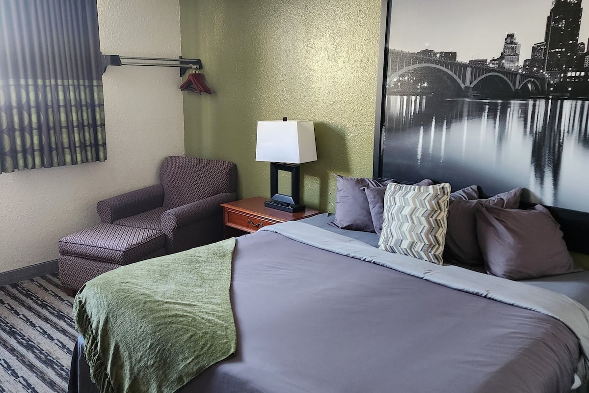 Single Room, 1 Katil Raja (King), Non Smoking | Meja, ruang kerja komputer riba, langsir/tirai gelap terus