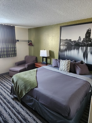 Single Room, 1 King Bed, Non Smoking | Desk, laptop workspace, blackout drapes, iron/ironing board