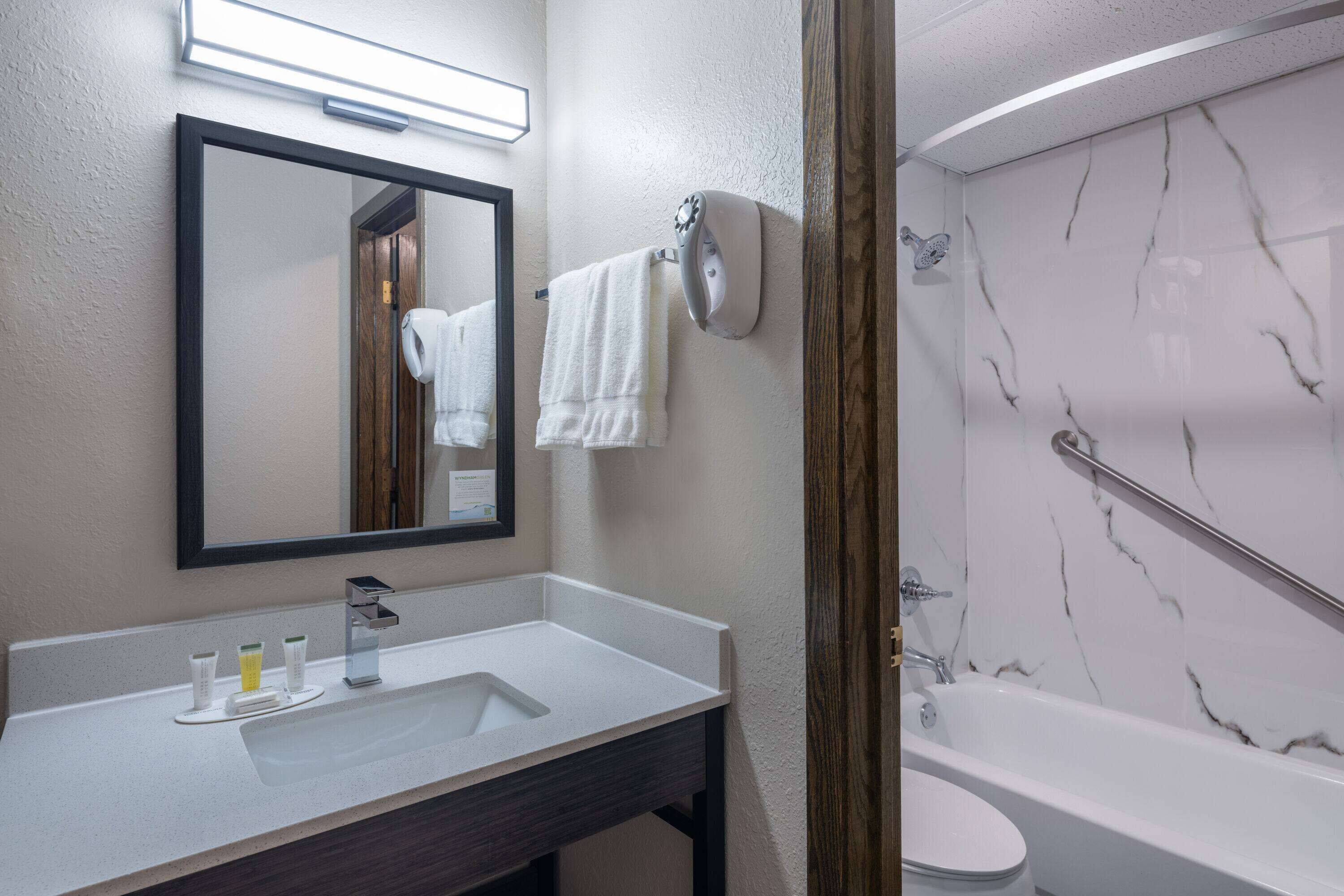 Bañera con ducha, artículos de tocador gratuitos, secador de pelo