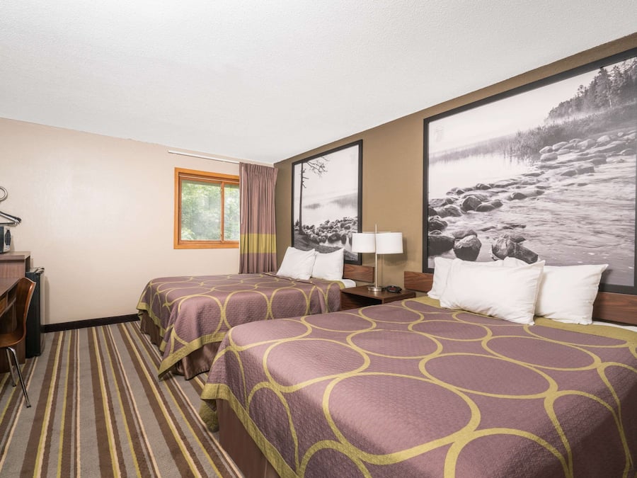 Room, 2 Katil Ratu (Queen), Non Smoking | Meja, katil bayi/kot (surcaj), katil lipat simpan/tambahan