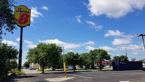 A parking lot with cars, trees, and a 'Super 8' sign. - Super 8 by Wyndham St. Cloud (St Cloud)