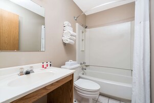 Bañera, bañera de agua termal, secador de pelo y toallas