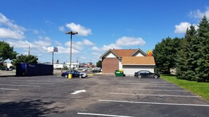 Free self parking - Super 8 by Wyndham St. Cloud (St Cloud)