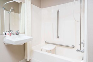 Chambre, 1 grand lit, accessible aux personnes à mobilité réduite, non-fumeur (Mobility) | Salle de bain | Baignoire, baignoire à l’eau de source, séchoir à cheveux