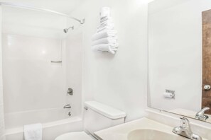 Combined shower/bathtub, hair dryer, towels