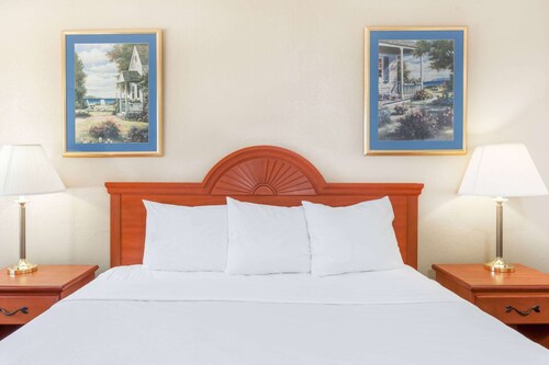 Super 8 by Wyndham Montgomery Maybrook