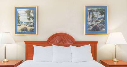 Super 8 by Wyndham Montgomery Maybrook