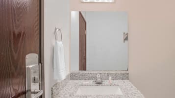 Combined shower/bathtub, free toiletries, hair dryer, towels